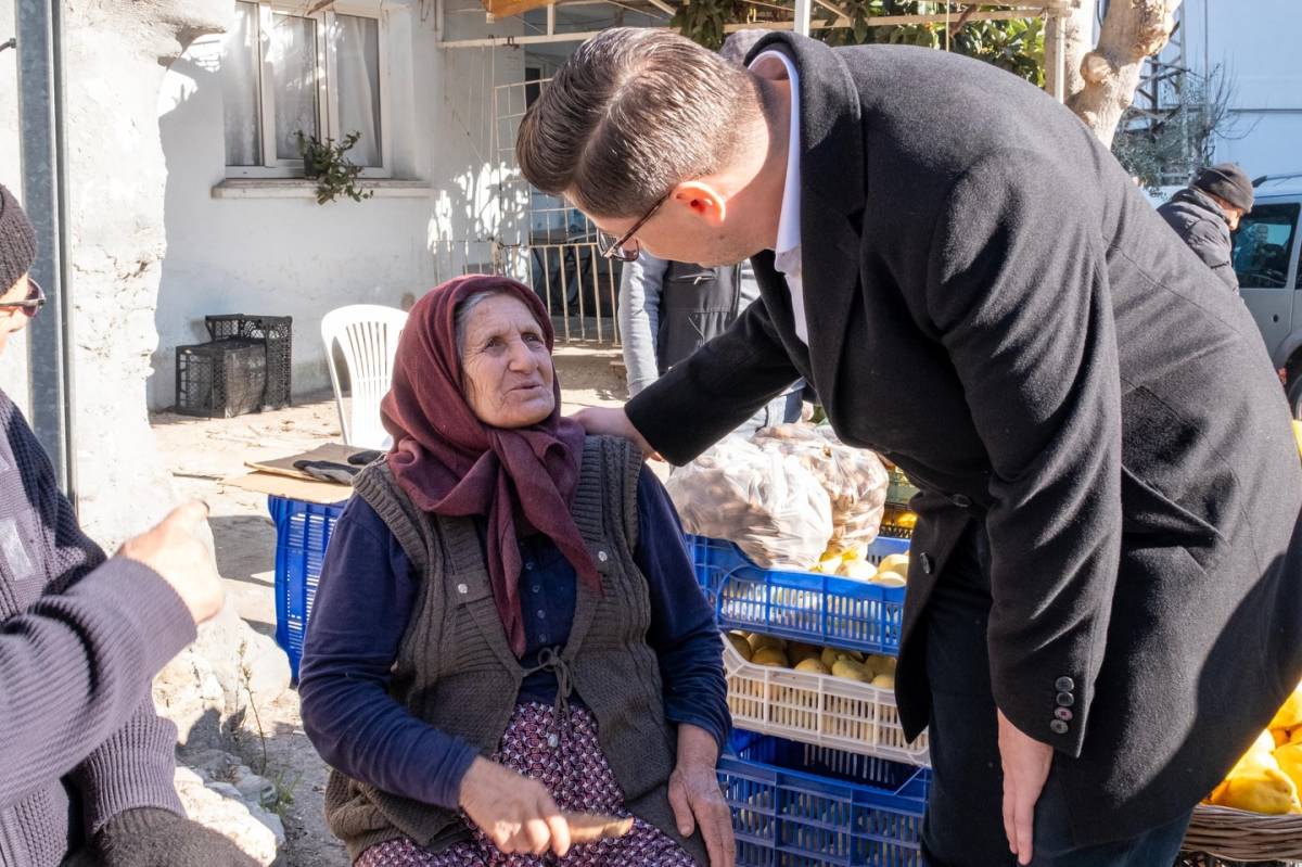 Gördes’te Sözcüer ve Ekibinden Çarşı Pazar Çıkarması