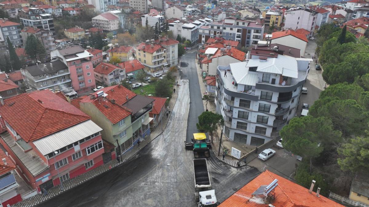 Demirci’de 74 Milyonluk Asfalt Yatırımı Sürüyor