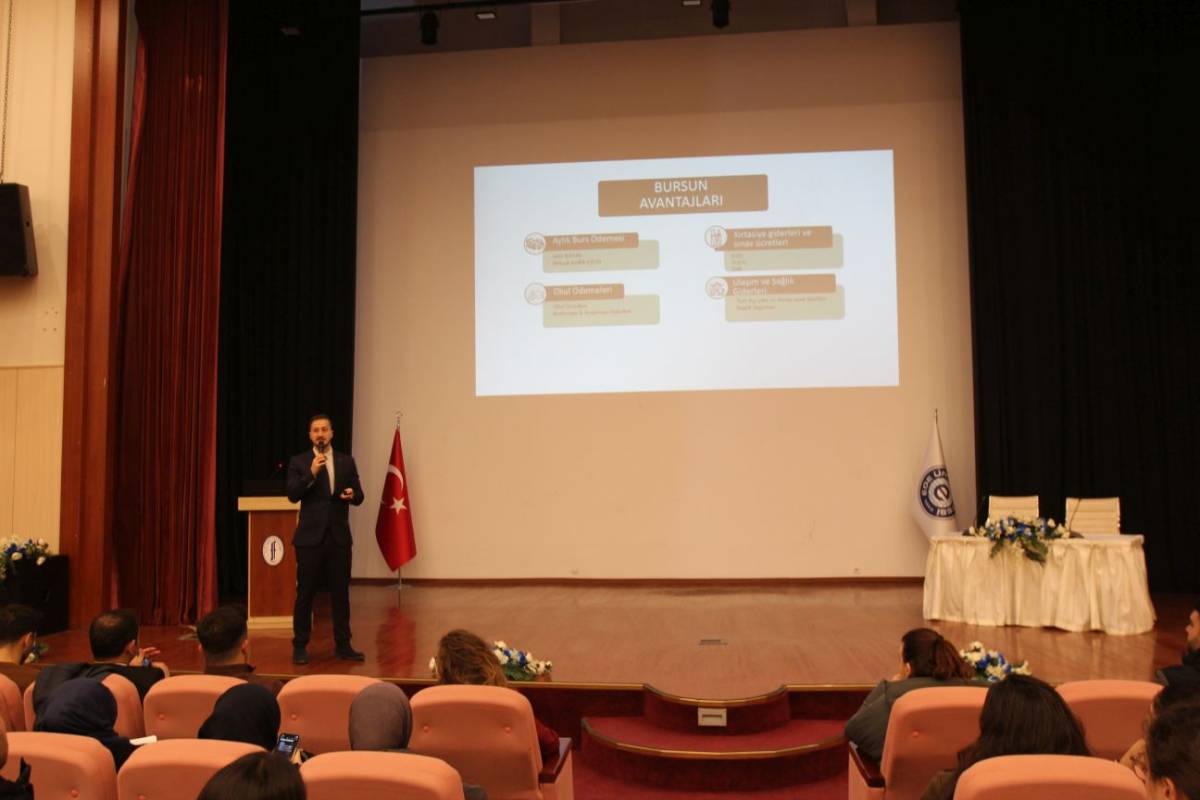 Ege Üniversitesinde MEB 1416 Bursu ve Yurt Dışı Fırsatları Tanıtıldı