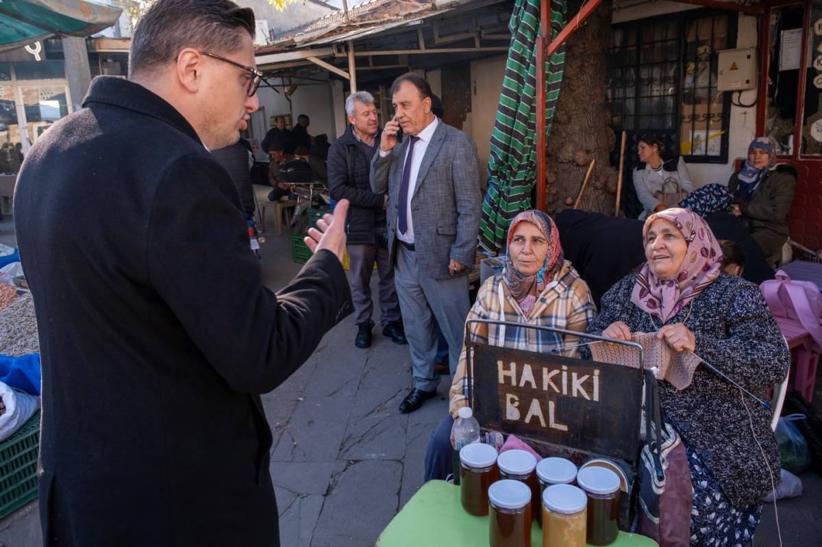 Gördes’te Sözcüer ve Ekibinden Çarşı Pazar Çıkarması