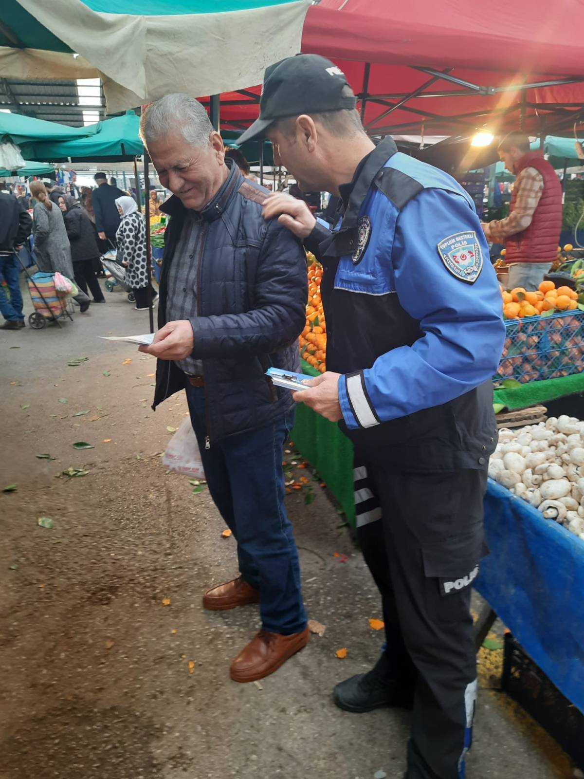 Manisa’da polis güvenli internet için pazarda bilgilendirdi