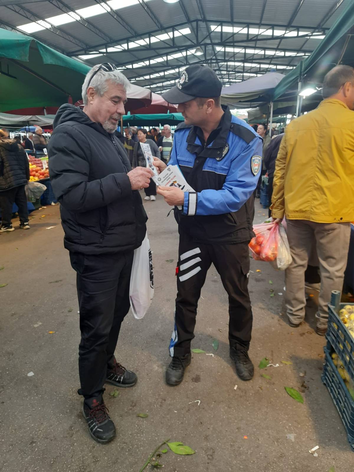 Manisa’da polis güvenli internet için pazarda bilgilendirdi