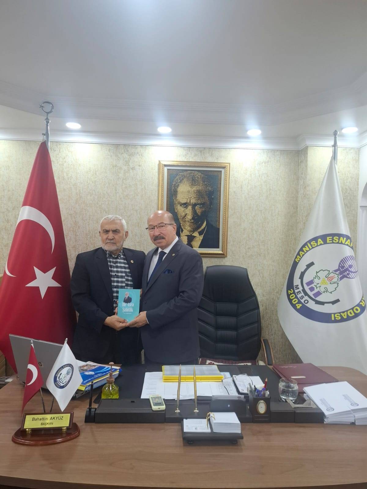 Yaşar Akova’dan Bahattin Akyüz’e Ziyaret ve Kitap Hediyesi