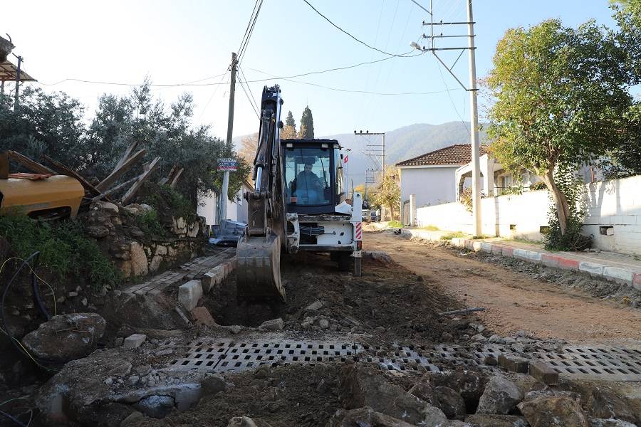 Menderes’te Yol Hamlesi: Değirmendere Asfata Kavuşuyor