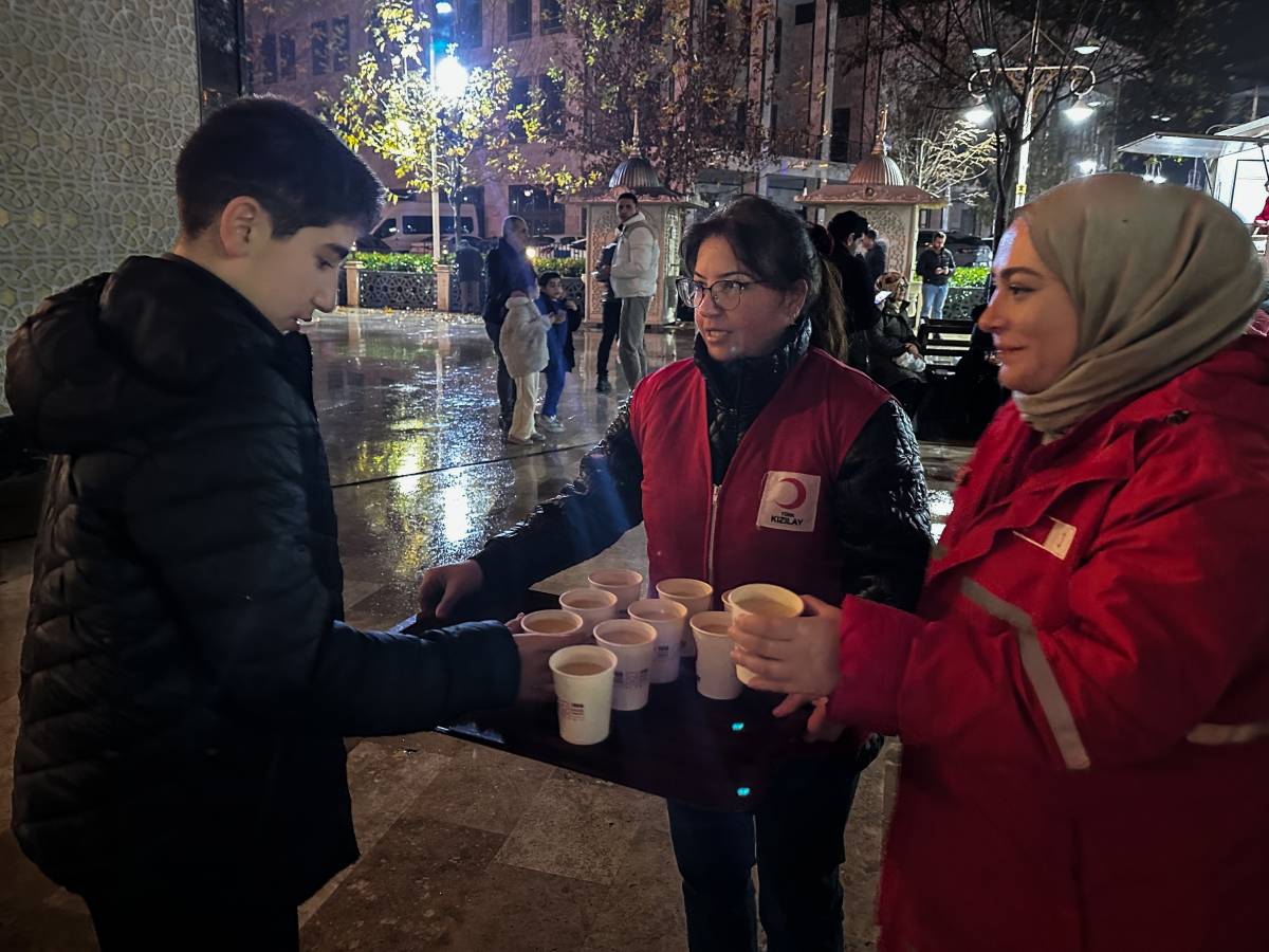 Manisa’da Kızılay’dan Kandil Gecesi 1000 Kişilik İkram