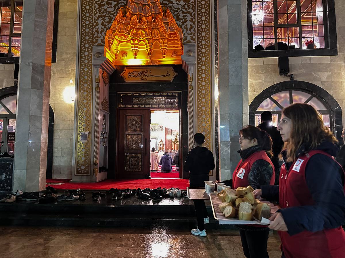 Manisa’da Kızılay’dan Kandil Gecesi 1000 Kişilik İkram