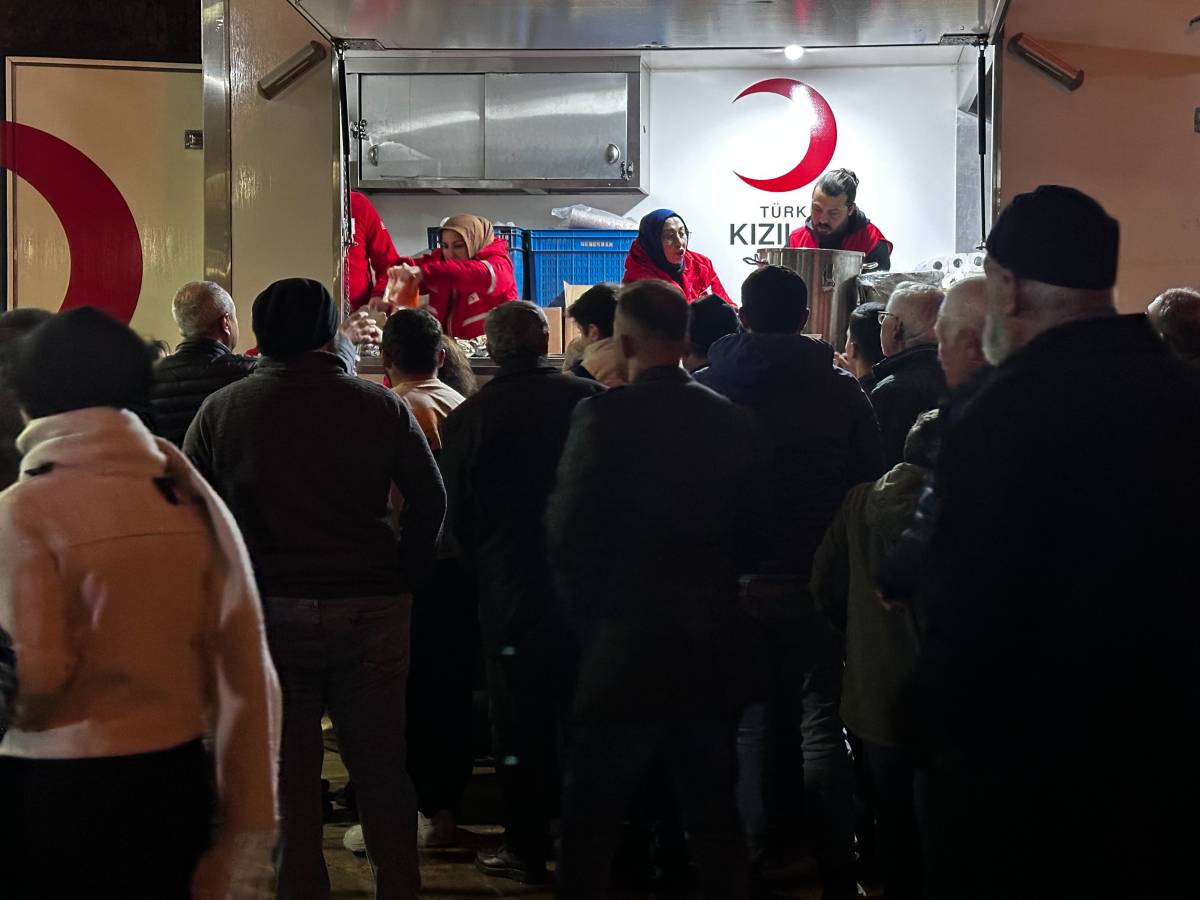 Manisa’da Kızılay’dan Kandil Gecesi 1000 Kişilik İkram