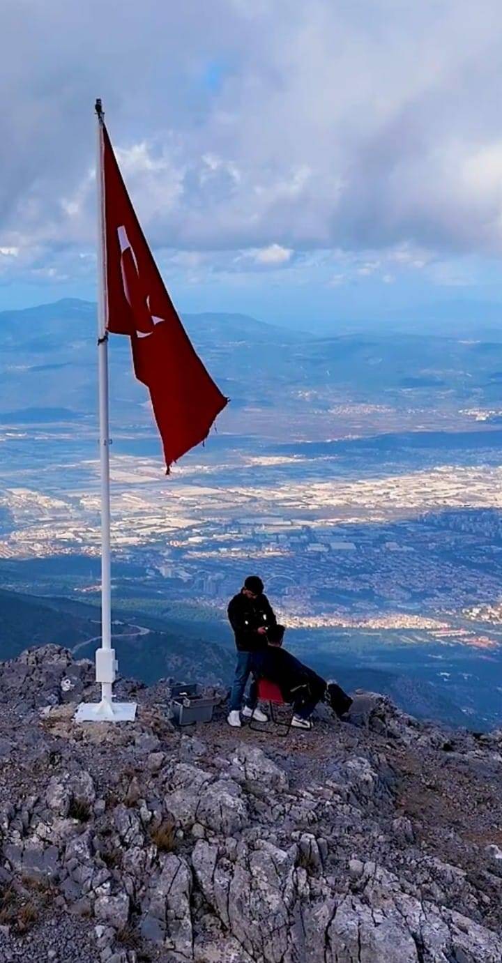 Manisalı Kuaför Emirhan Güngör’den Turizme Farklı Destek