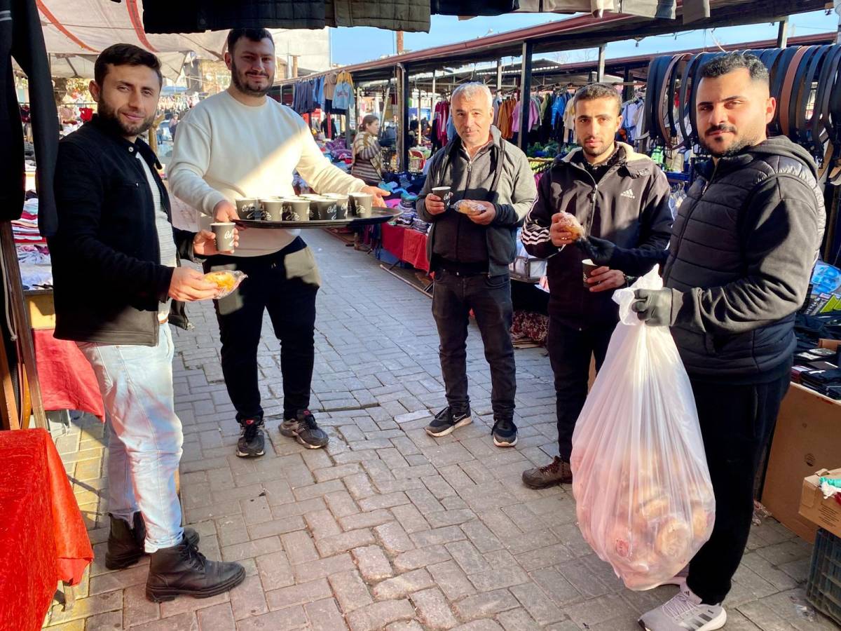 CHP Akhisar Gençlik Kolları pazarda çorba ikram etti