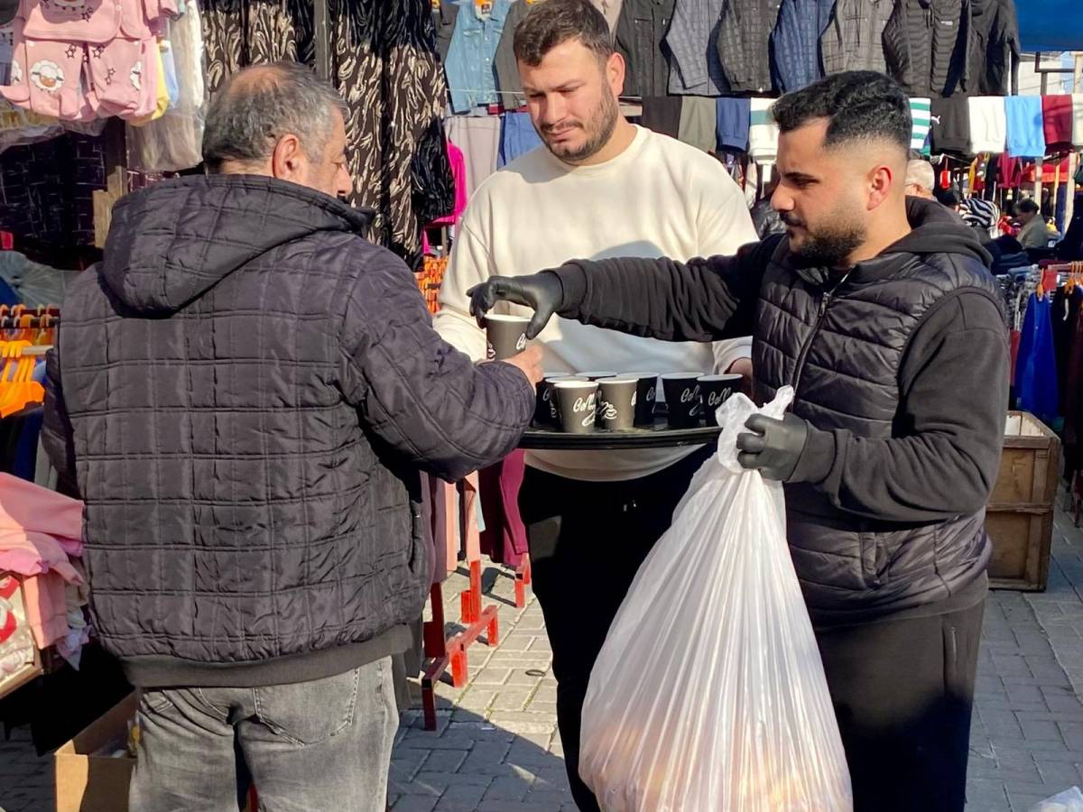 CHP Akhisar Gençlik Kolları pazarda çorba ikram etti