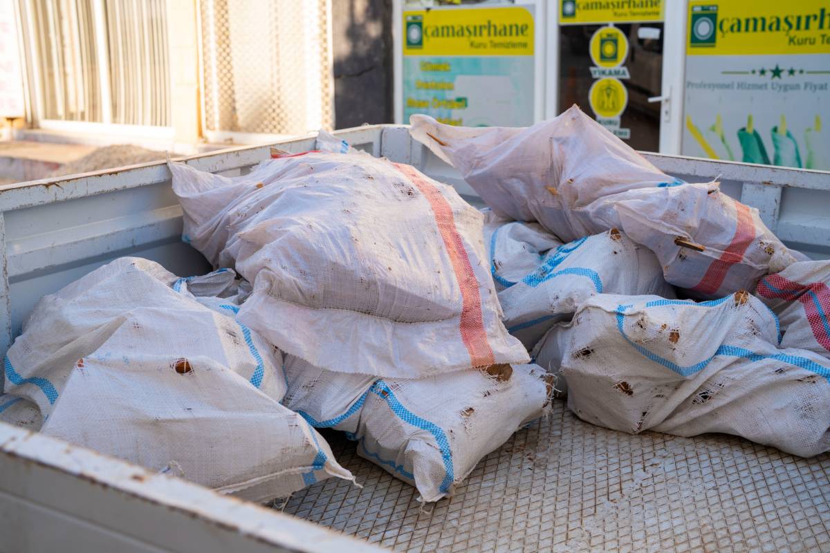 Milas Belediyesi’nden ihtiyaç sahiplerine odun desteği