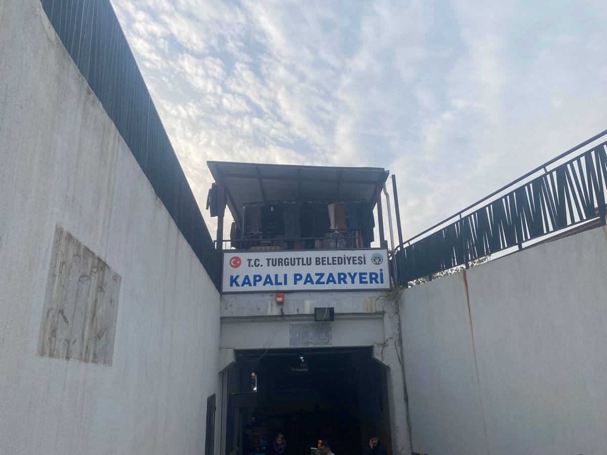 Turgutlu’da Çaresiz Kalan Esnaf Kendi Çatısını Kurdu