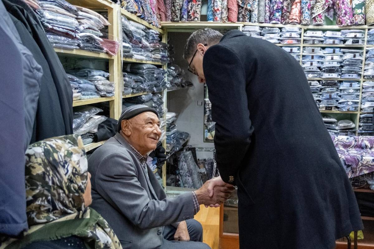 Gördes’te Sözcüer ve Ekibinden Çarşı Pazar Çıkarması