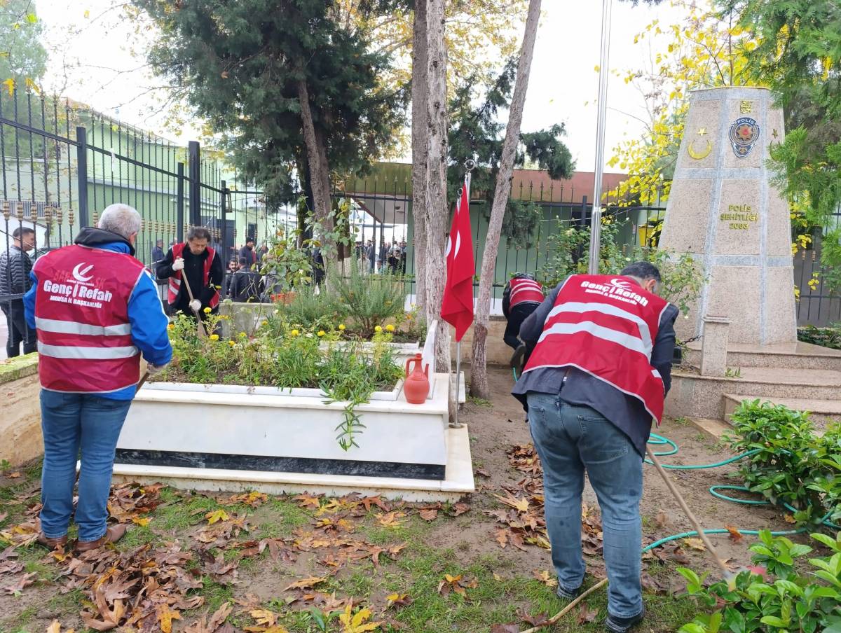 Yeniden Refah Şehzadeler’den anlamlı şehitlik ziyareti