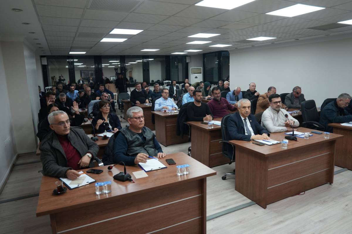 Çetin Akın’dan “Turgutlu milliyetçiliği” ve otopark çağrısı