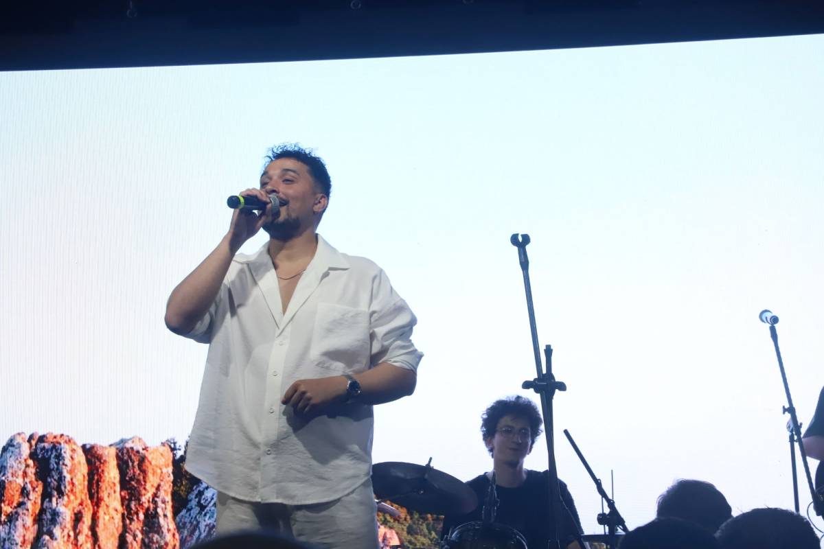 Erhan Güler Ekrem Gürel Kültür Merkezi’nde sahnede