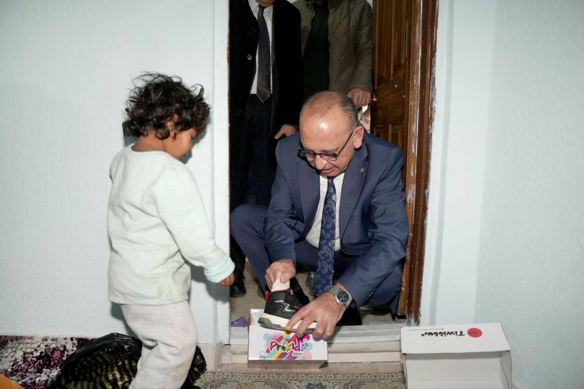 Başkan Çetin Akın Çocukları Hediyelerle Sevindirdi