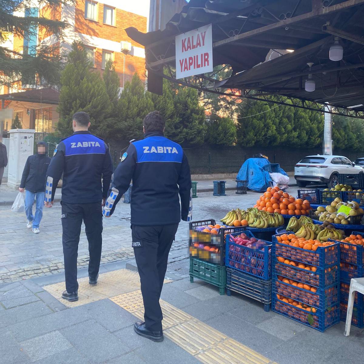 Turgutlu Zabıtası kaldırım işgaline geçit vermiyor