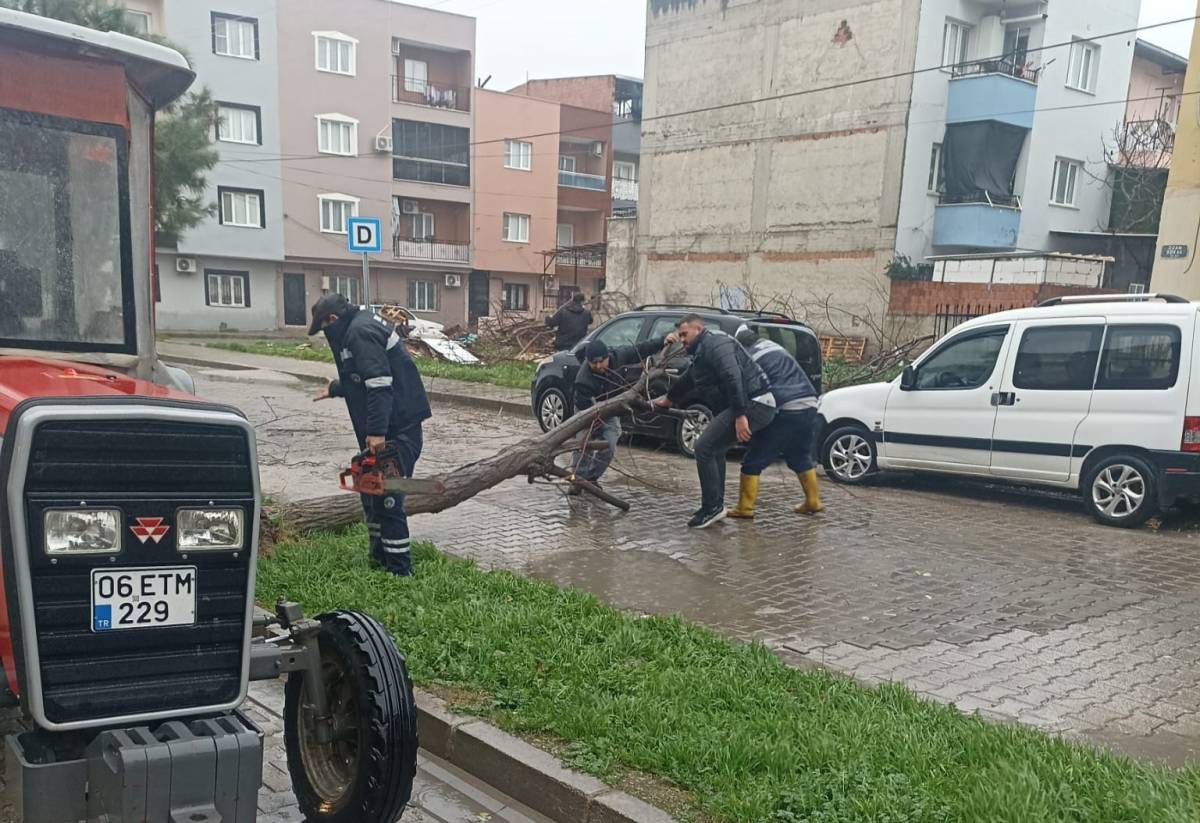 Başkan Çetin Akın sağanak yağış sonrası sahada