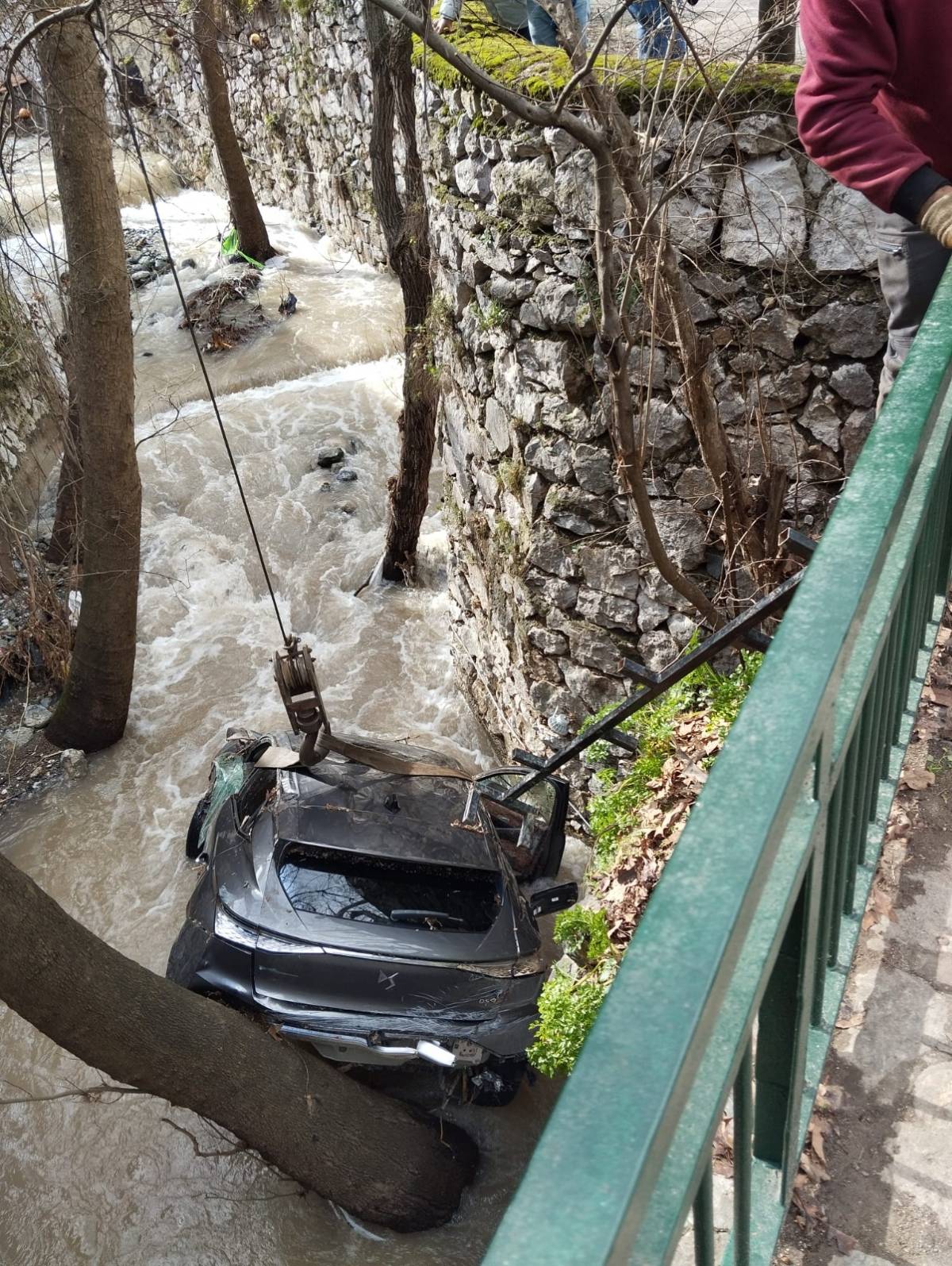 Şehzadeler’de otomobil sel sularına kapıldı