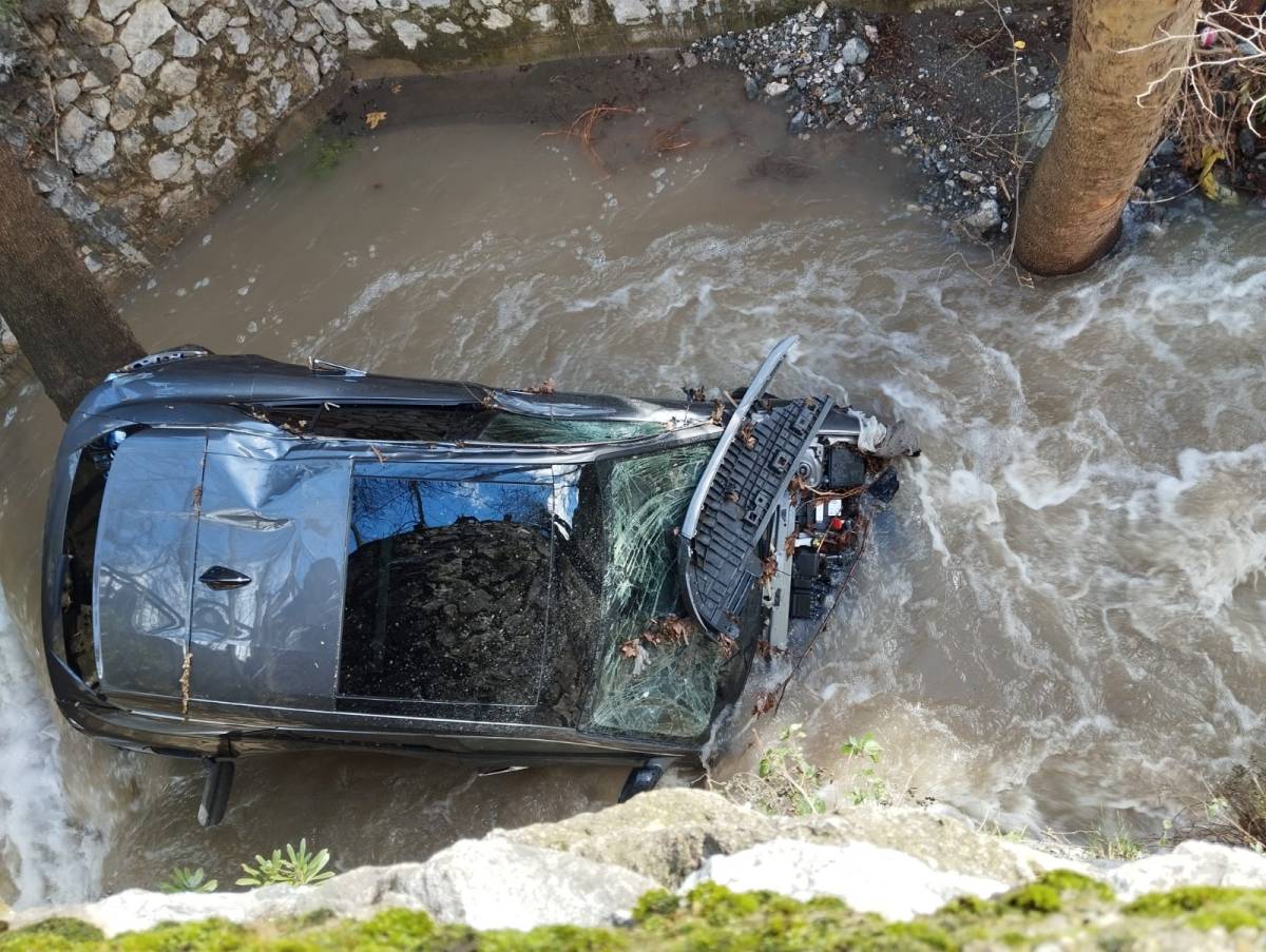 Şehzadeler’de otomobil sel sularına kapıldı