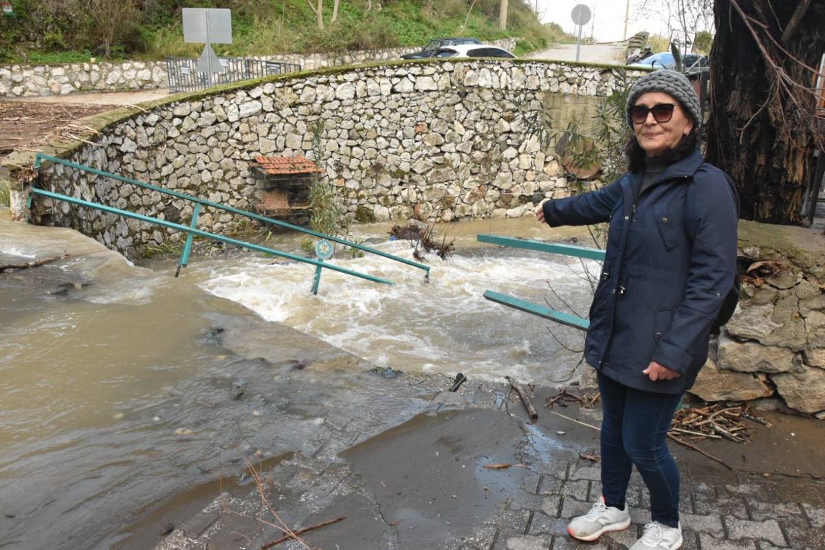 Şehzadeler’de otomobil sel sularına kapıldı
