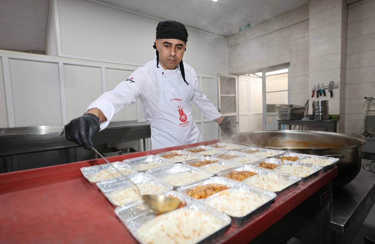 Şehzadeler Belediyesi’nden 92 Bin Kişiye Sıcak Yemek
