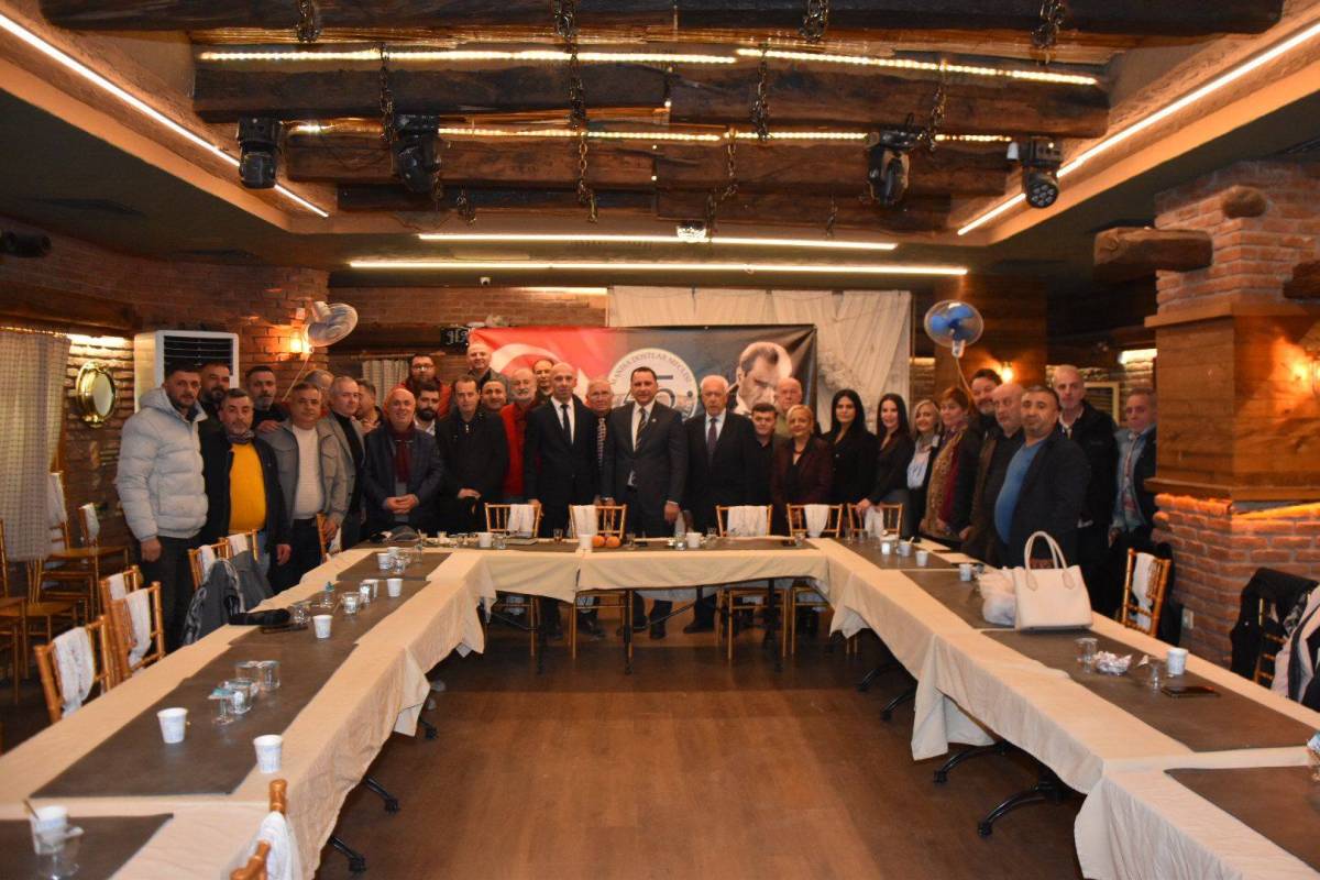 Manisa Dostlar Meclisi’nde Kahveciler Odası Başkan Adayları Buluştu Manisa Dostlar Meclisi, haftanın ilk toplantısında Manisa Kahveciler Esnaf Odası başkan adaylarını ağırladı. Üç oturum halinde gerçekleştirilen toplantıya; Kahveciler Odası başkan adayları Emrah Uğursalan, Yunus Emre Şahin ve Hamza Durmuş konuk oldu. Toplantının ardından açıklama yapan Manisa Dostlar Meclisi Başkanı Cihan Canuyar, programın son derece verimli ve keyifli geçtiğini belirterek, kahveci esnafının sorunları hakkında önemli bilgiler edindiklerini söyledi. Canuyar, “Manisa Kahveciler Odası’nın ayrıcalığı, adayların birbirleriyle kucaklaşarak birlik ve beraberlik mesajları vermesi oldu. Bu tablo bizleri son derece mutlu etti. Her üç adaya da Manisa Dostlar Meclisi olarak başarılar diliyoruz” dedi. Manisa Dostlar Meclisi’nin yaptığı toplantılar, yürüttüğü faaliyetler ve verdiği mesajlarla Türk demokrasisine katkı sunmaya devam ettiğini vurgulayan Canuyar, “Konuşan Manisa, konuşan Türkiye hedefine emin adımlarla ilerliyoruz” ifadelerini kullandı. Ayrıca toplantıda, 20 Ocak 1990 tarihinde Azerbaycan’da yaşanan kanlı katliamda hayatını kaybeden soydaşlar da rahmetle anıldı. Canuyar, şeffaflık ilkesi gereği tüm toplantıların YouTube üzerinden kesintisiz yayınlandığını da hatırlattı. Başkan Adayları Projelerini Anlattı Manisa Kahveciler Esnaf Odası Başkan Adayı Emrah Uğursalan, toplantıda projelerini anlattığını belirterek, “Kahveciler Odası’nda hayata geçirmeyi planladığımız projeleri paylaştım. Temsil noktasında elimizden geleni yapacağız. Bu güzel ortamda bulunmaktan çok mutlu oldum. Hepimiz bir bayrak yarışı içerisindeyiz. Kahveci esnafına yakışır, güzel bir kongre olmasını diliyorum” dedi. Manisa Kahveciler Esnaf Odası Başkan Adayı Yunus Emre Şahin ise sivil toplum örgütlerinin bu tür toplantılarının büyük önem taşıdığını ifade ederek, “Burada fikir jimnastiği yapılıyor, toplumun görünmeyen ve bilinmeyen talepleri ortaya çıkıyor. Son derece verimli bir toplantı oldu. Bu tür toplantıların daha fazla ve her kademede yapılması gerektiğine inanıyorum. Davetleri için Manisa Dostlar Meclisi Başkanı Cihan Canuyar ve meclis üyelerine teşekkür ediyorum” şeklinde konuştu. Manisa Kahveciler Esnaf Odası Başkan Adayı Hamza Durmuş da kendilerini davet eden Manisa Dostlar Meclisi yönetimine teşekkür ederek, “Böylesine güzel bir akşamda, güzel dostlarla bir araya geldik. Kahveciler Odası’nda yapmayı planladıklarımızı anlattık. Programda emeği geçen herkese teşekkür ediyorum” ifadelerini kullandı.