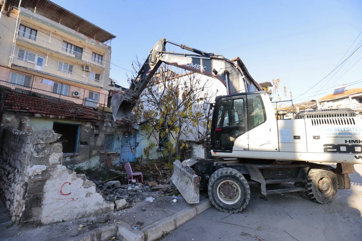 Konak’ta Tehlike Saçan Metruk Yapı Yıkıldı