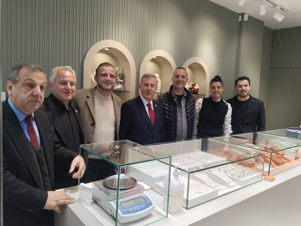 Selçuk Özdağ’dan Manisa Esnafına Moral Ziyareti