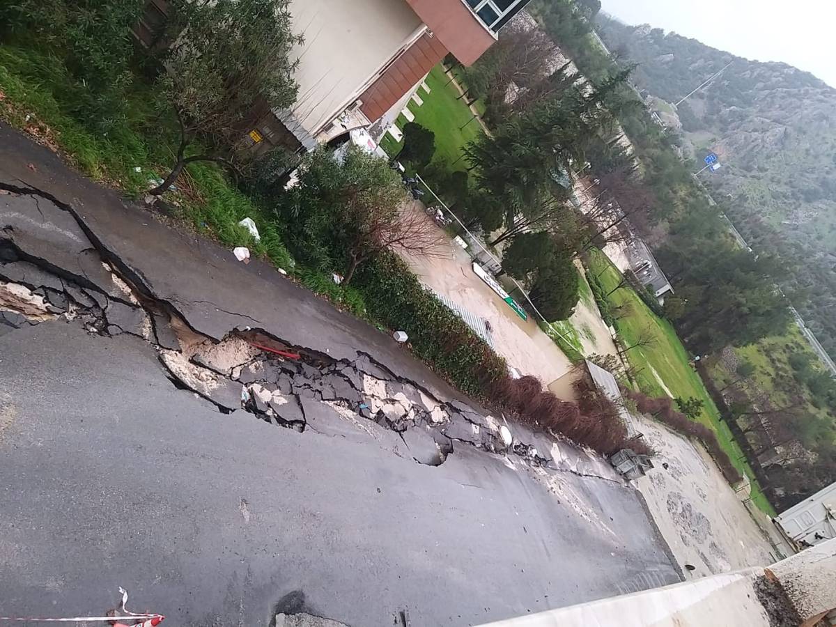 Yunusemre’de Şiddetli Yağış Yolu Çökertti