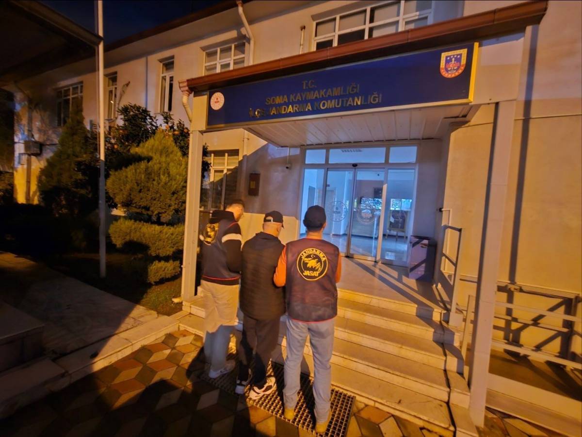 Manisa’da aranan 3 hükümlü jandarmadan kaçamadı
