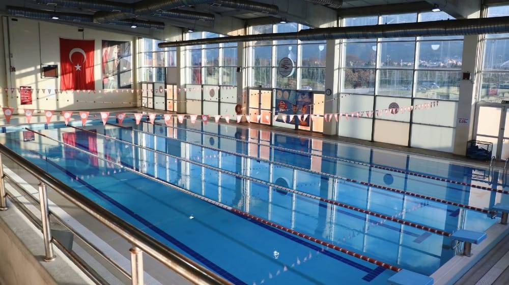 Yunusemre'de Kadınlar Kışın da Yüzme Keyfi Yaşıyor