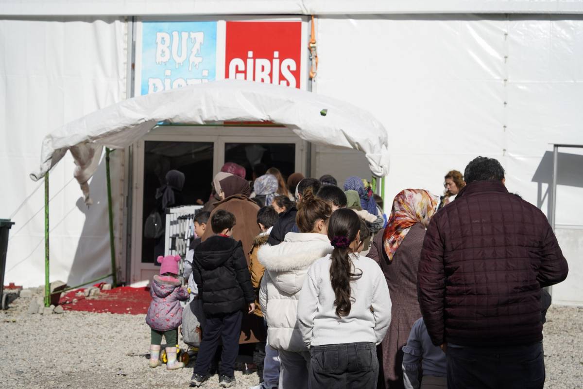 Yunusemre’de Çocuklara Ramazan’da Buz Pateni