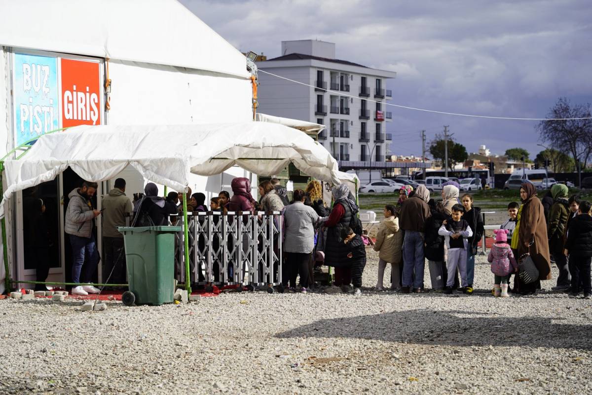 Yunusemre’de Çocuklara Ramazan’da Buz Pateni