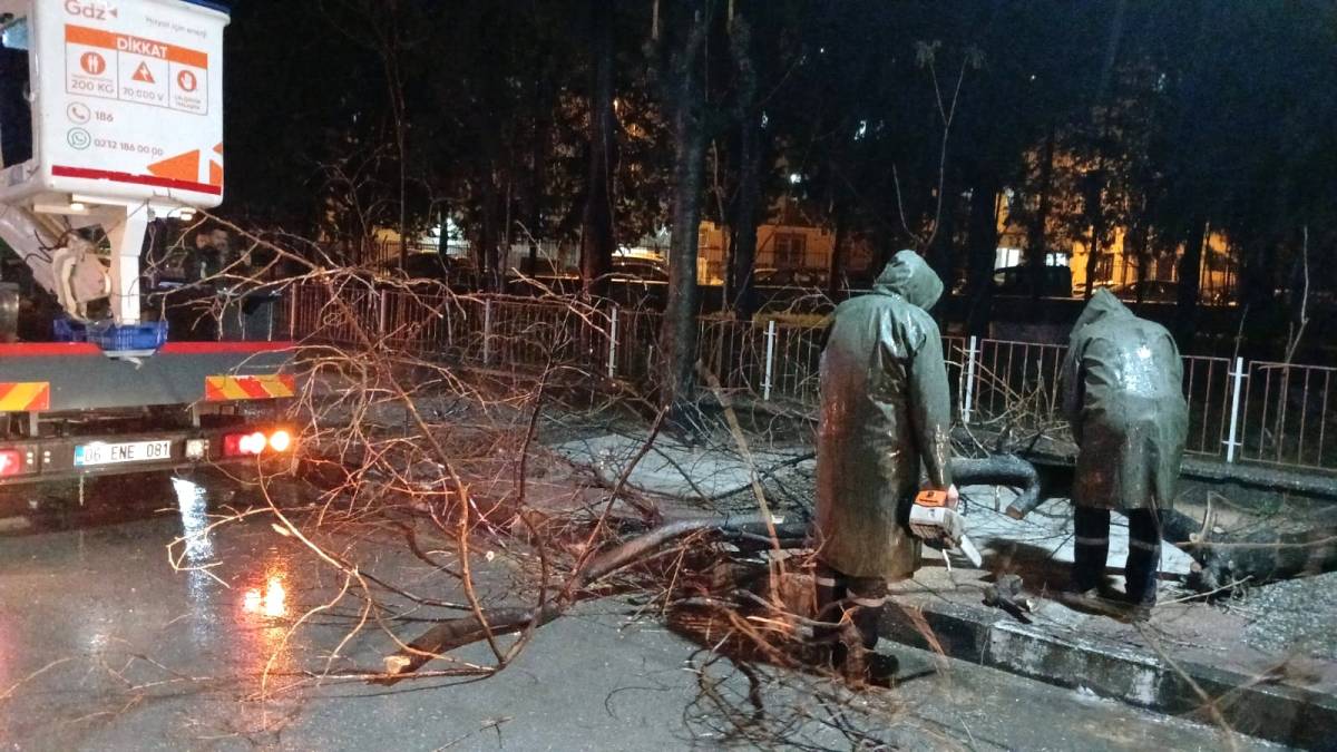 Şehzadeler’de Sağanak Seferberliği: Ekipler Gece Boyu Sahadaydı