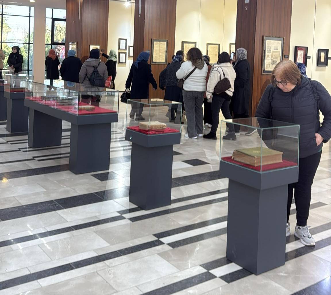 352 Kadın “Sarışın Bir Kurt” Sergisinde Buluştu