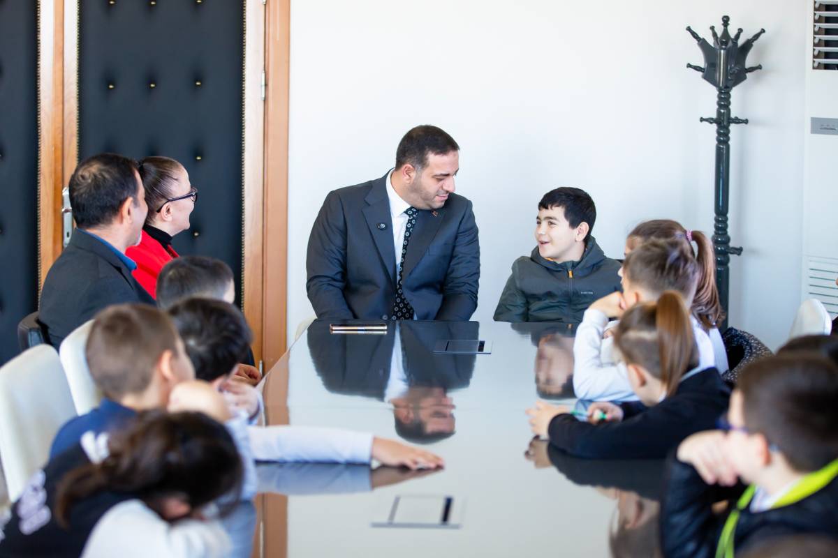 Narlıdere’de Minik Öğrencilerin Başkanlık Makamı Heyecanı