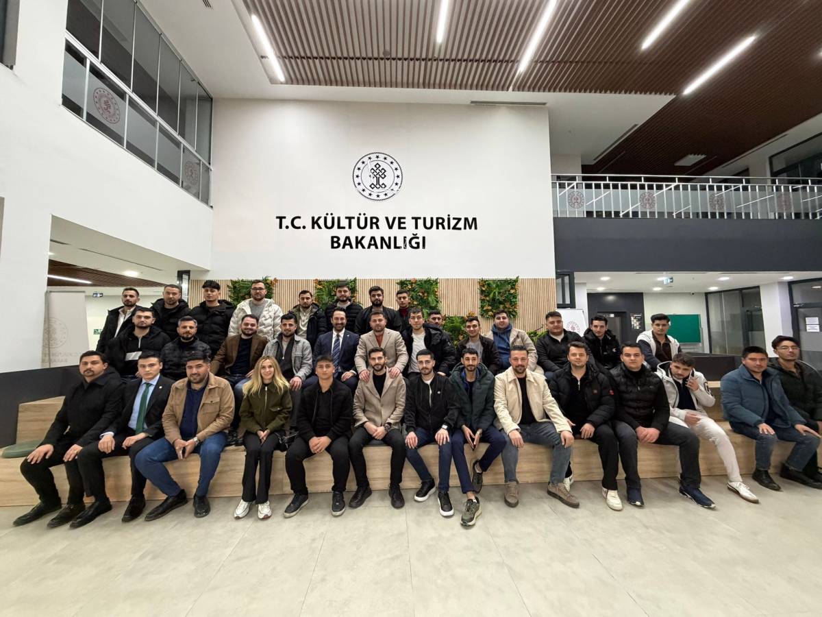 Arınç, Gençlerle Kütüphanede Buluştu: Samimi ve Keyifli Sohbet