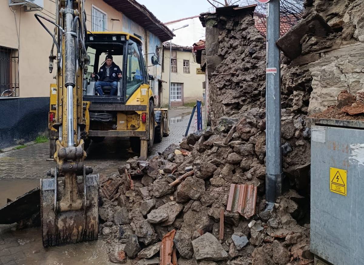 Kula’da Sağanak Alarmı: Belediye Ekipleri Gece Boyu Sahadaydı