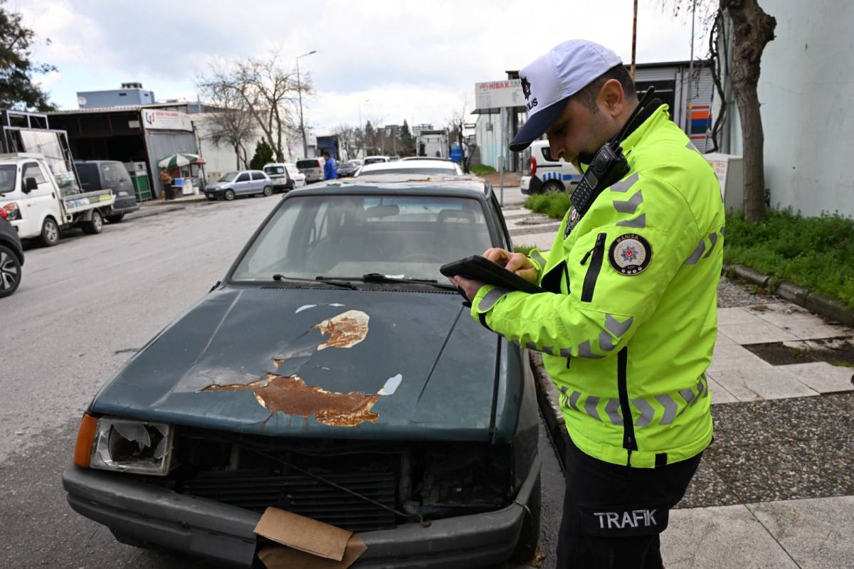 Manisa Büyükşehir Sahipsiz ve Hurda Araçları Kaldırıyor