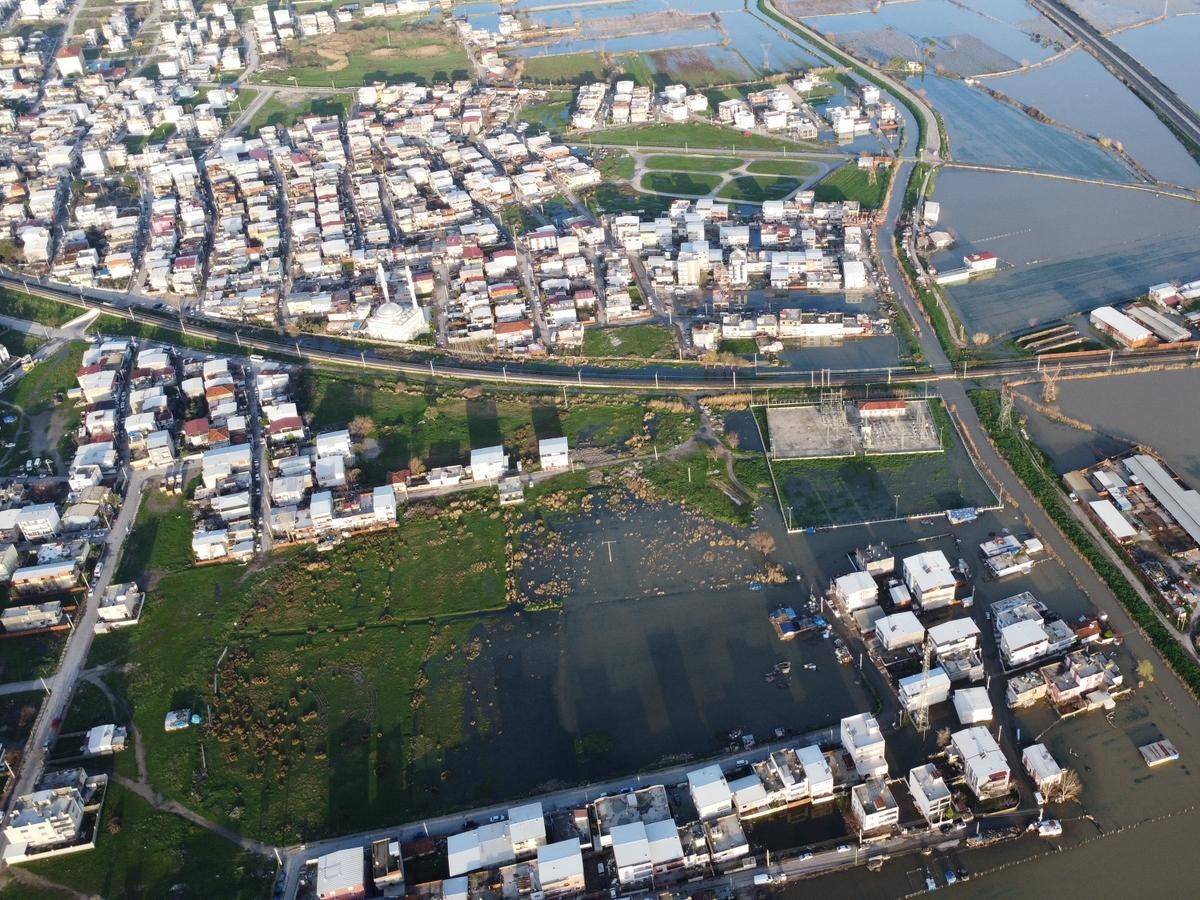 Gediz Taştı, Büyükşehir Mahsur Kalan 44 Vatandaşı Kurtardı