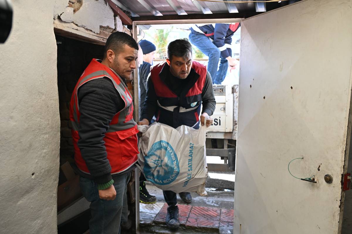 Manisa Büyükşehir’den ihtiyaç sahiplerine yakacak desteği