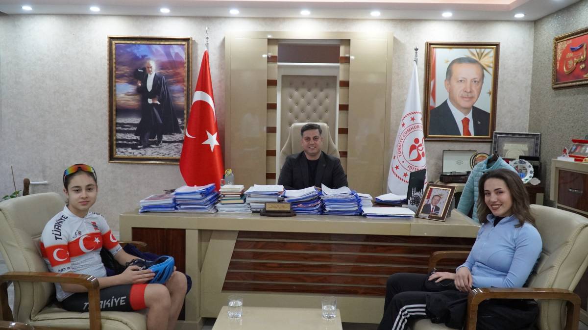 İl Müdürü Öztürk Başarılı Sporcuları Ödüllendirdi