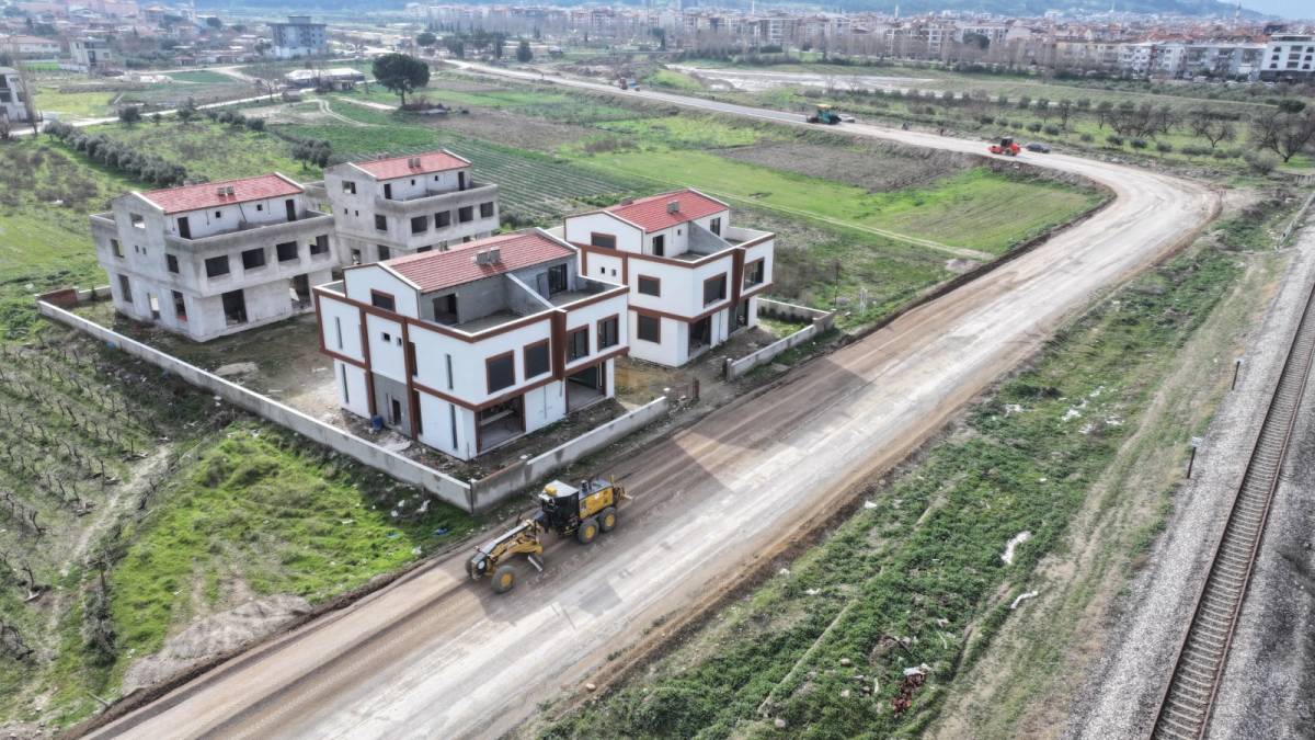 Salihli Hacıbektaşlı’da yeni tesisten ilk asfalt