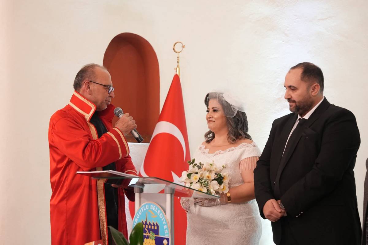 Turgutlulu Sağlıkçı Çift Görkemli Bir Törenle Evlendi