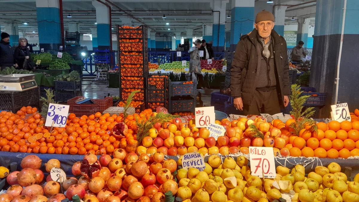 Manisa’da Ramazan öncesi halk pazarında yoğunluk arttı