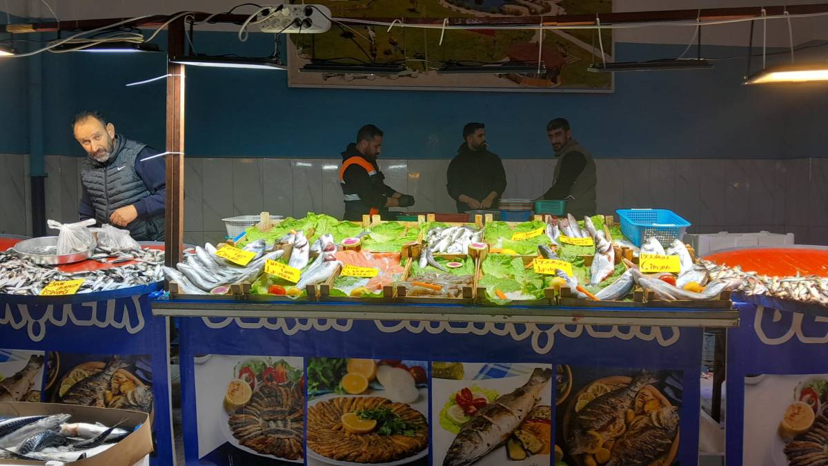 Manisa’da Ramazan öncesi halk pazarında yoğunluk arttı