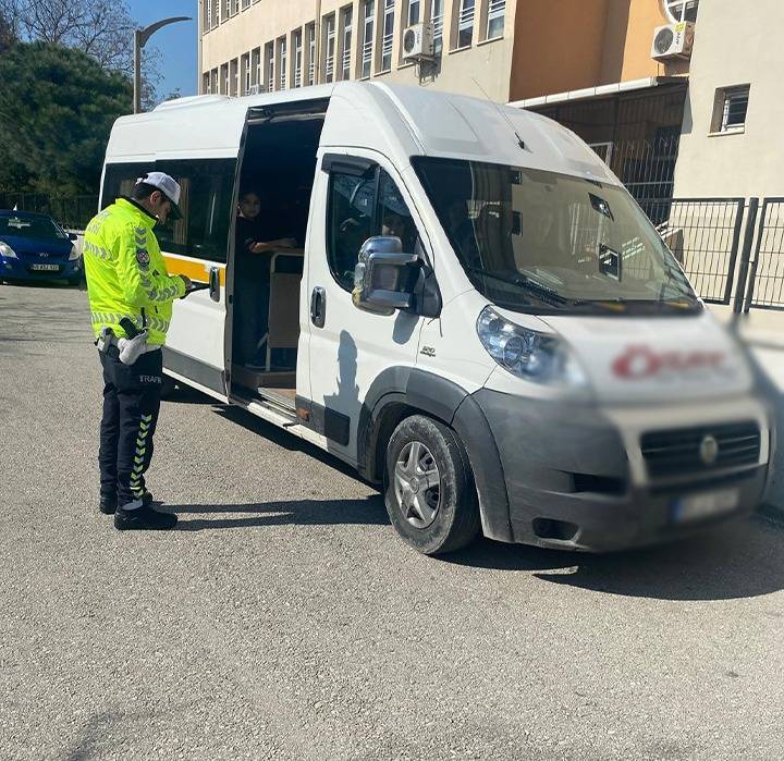 Manisa’da Okul Servislerine Sıkı Denetim: 2 Araç Trafikten Men Edildi