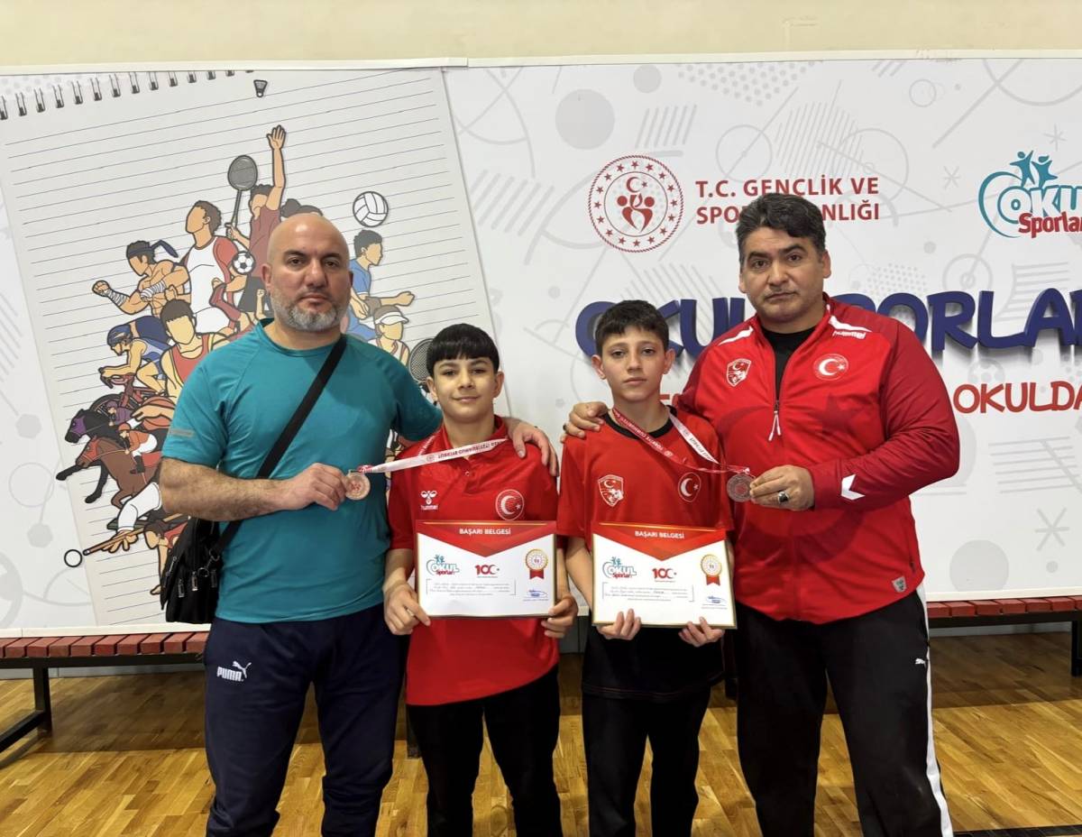 Manisa'nın Genç Pehlivanları Sakarya'da Kürsüye Çıktı